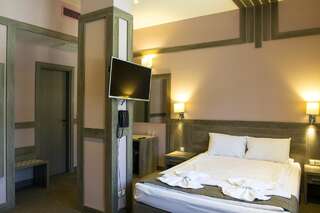 Отель Hotel Etropolia Етрополе Двухместный номер с 1 кроватью или 2 отдельными кроватями-3