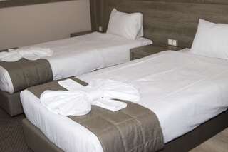 Отель Hotel Etropolia Етрополе Двухместный номер с 1 кроватью или 2 отдельными кроватями-5